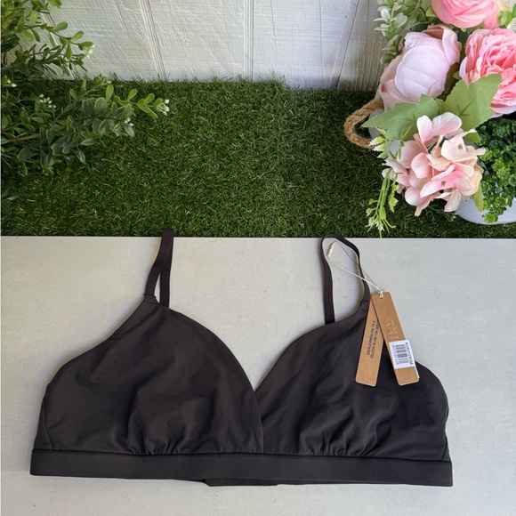 SKIMS FITS EVERYBODY CROSSOVER BRALETTE
STYLE: BR-TRI-0235
COLOR ONYX SIZE:L NWT - Picture 4 of 9